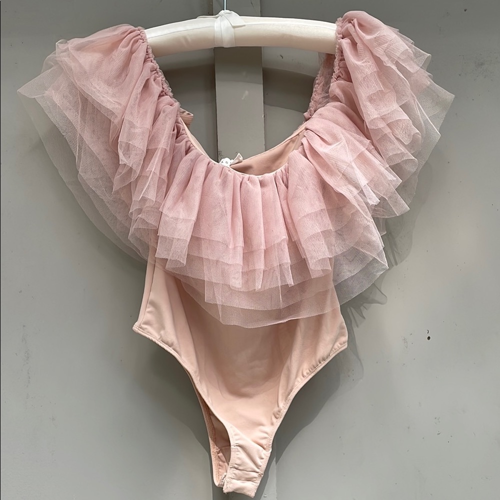 NWT Mable Pink Ruffled Bodysuit. Size M.